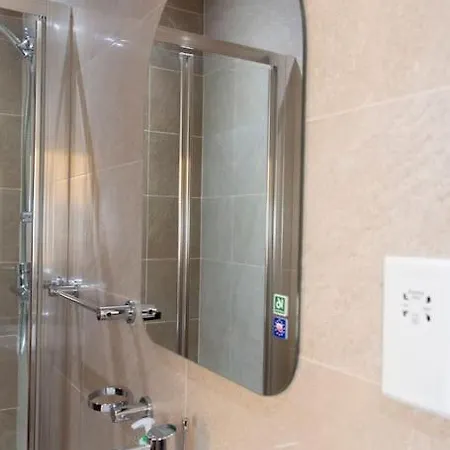 Upper Valley Mansions, No.25 *