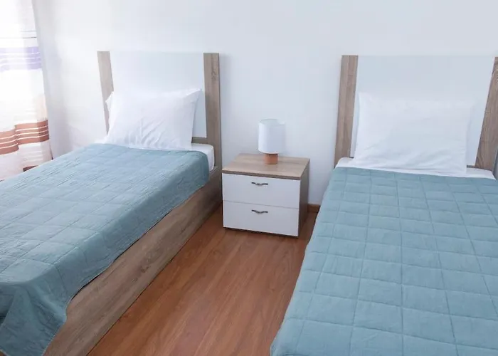 Upper Valley Mansions, No.25