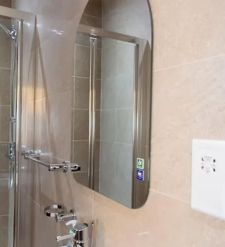 Upper Valley Mansions, No.25 *