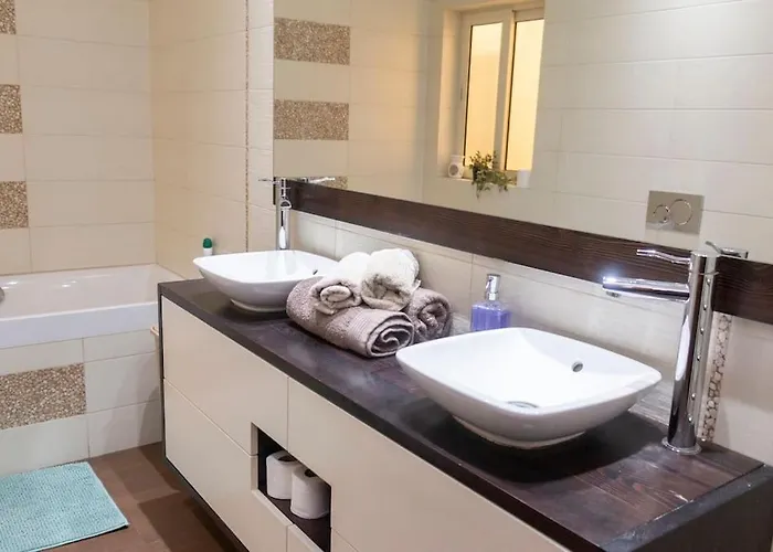 Upper Valley Mansions, No.25 *