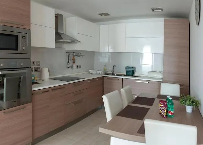 Upper Valley Mansions, No.25 Apartment