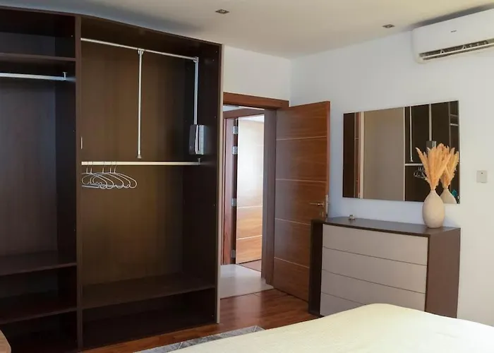 Upper Valley Mansions, No.25 Apartment