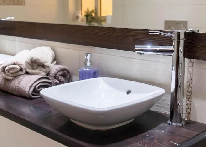 Upper Valley Mansions, No.25 Apartment *